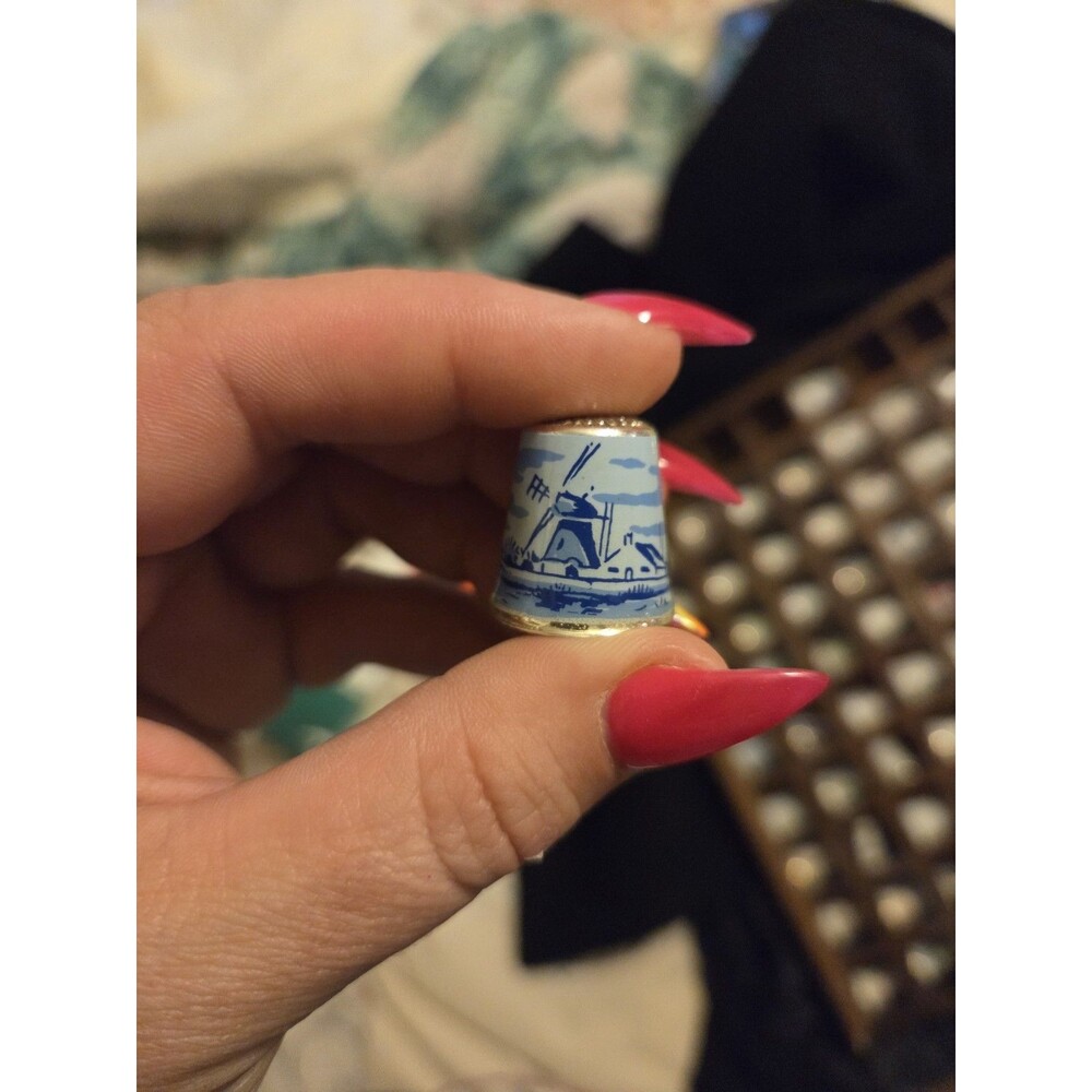 VTG Thimble Holland Dutch Windmill/Barn Porcelain Sewing White Blue